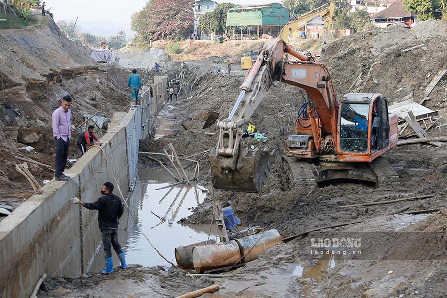 Nam Rom川流域の多災管理プロジェクトの総投資額は981億ドンを超え、建設量の44.55%を達成しました。写真:Quang Dat