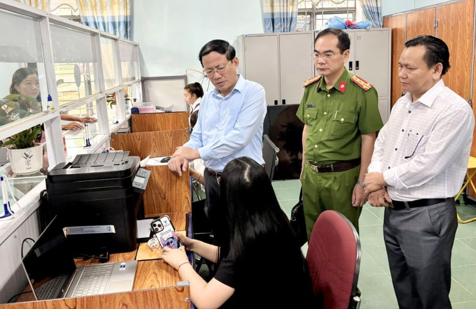 Gia Lai성 인민위원회 위원장 Pham Anh Tuan이 Hra 코뮌 공공 행정 센터 간부들과 업무를 보고 있습니다. 사진: Gia Lai 정보 포털