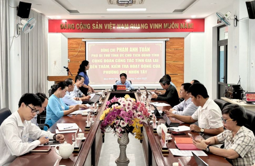 Ong Pham Anh Tuan lam viec voi phuong Quy Nhon Tay. Anh: Cong thong tin Gia Lai