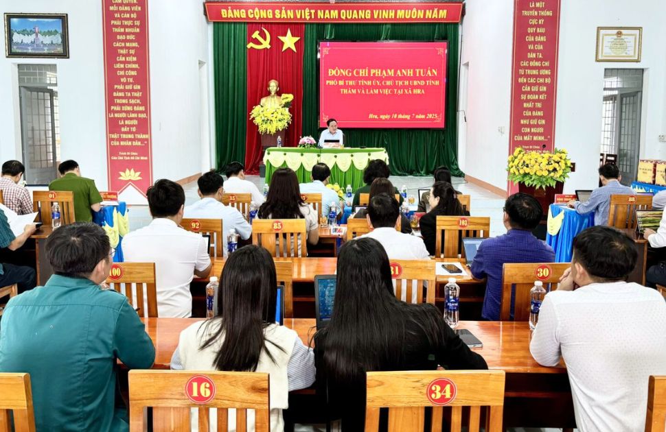 Chu tich tinh Gia Lai lam viec voi xa Hra. Anh: Cong thong tin Gia Lai
