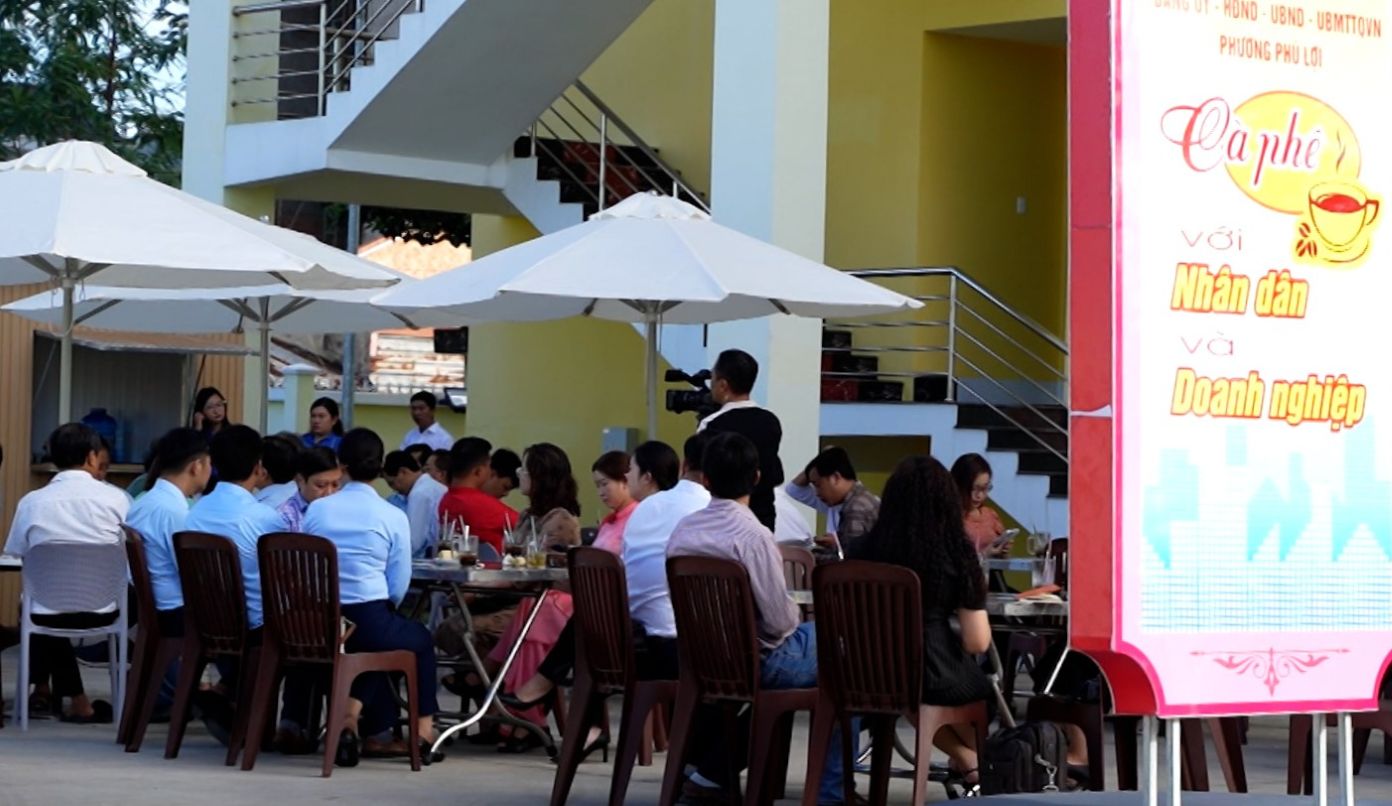 껀터시 푸러이동의 주민 및 기업과의 커피 모델