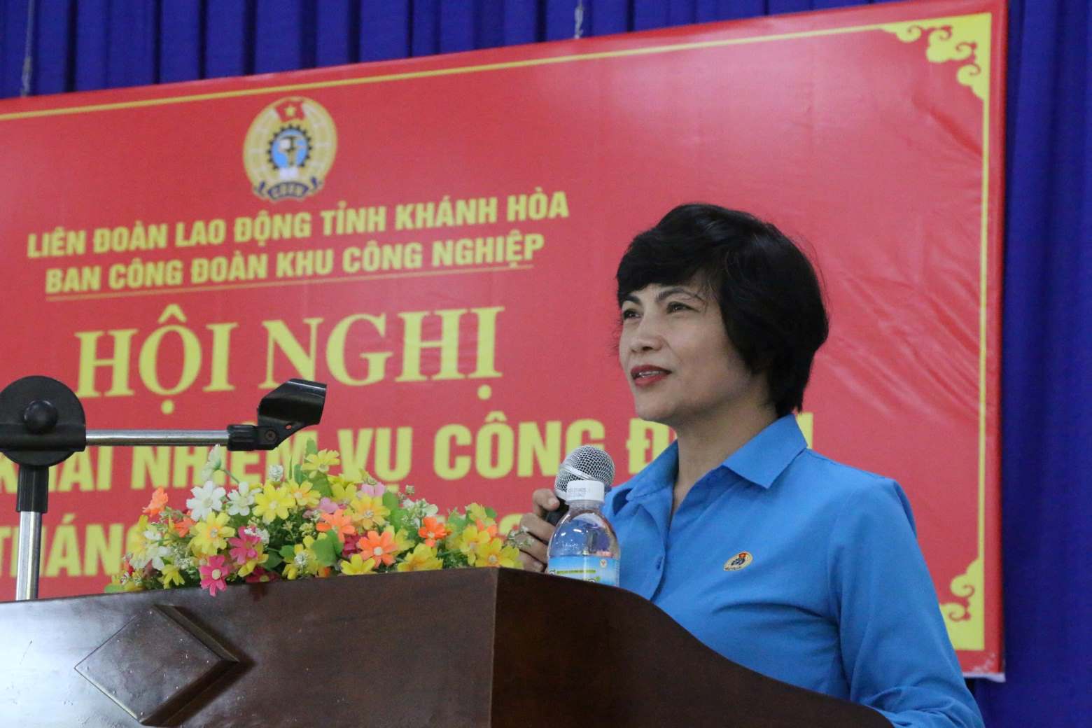 Ba Tran Thi Huong – Pho Chu tich LDLD tinh Khanh Hoa, kiem truong Ban Cong doan Khu Cong nghiep tinh Khanh Hoa thong tin ve chuong trinh hoat dong 6 thang cuoi nam 2025. Anh: Phuong Linh