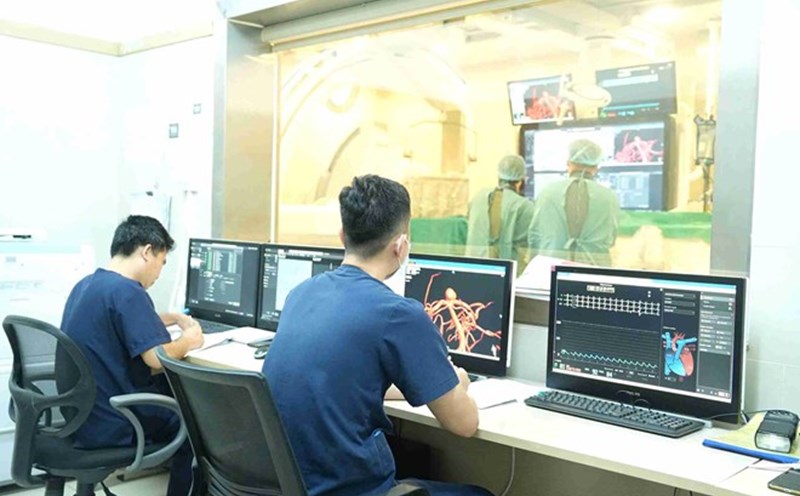 Going to Bach Mai Hospital for overtime examination is covered by health insurance. Photo: The Anh