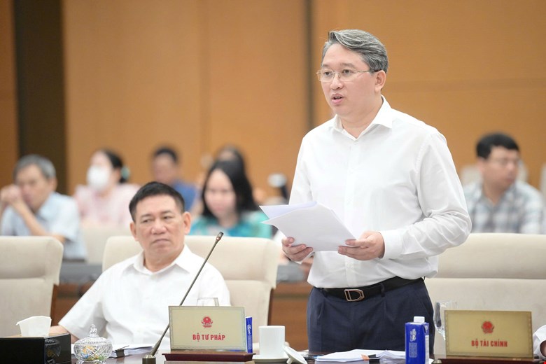 응우옌 하이 닌 법무부 장관은 법안 초안이 낭비를 유발하는 행위를 보다 명확하게 식별하고 제재하기 위한 규정을 추가할 것이라고 말했습니다. 사진: Quochoi.vn