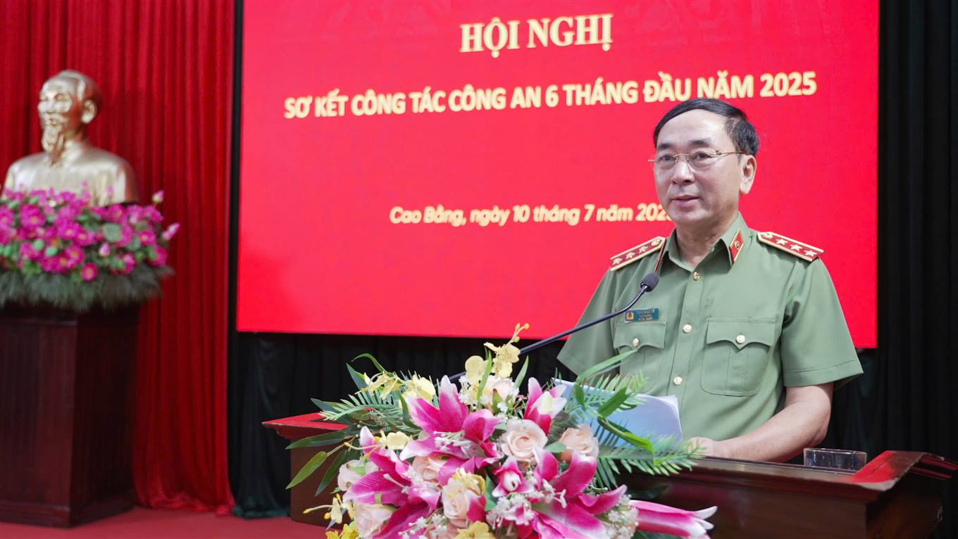 Tran Quoc To 상장 - 공안부 차관이 중간 결산 회의에서 발언하고 있습니다. 사진: 까오방 공안