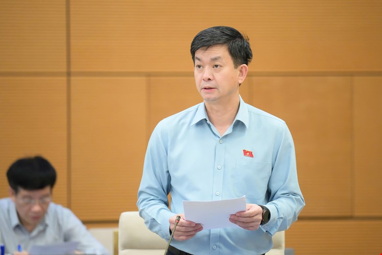 레 꽝 퉁 국회 사무총장 겸 국회 사무실 주임이 보고서 요약을 발표하고 있습니다. 사진: Quochoi.vn