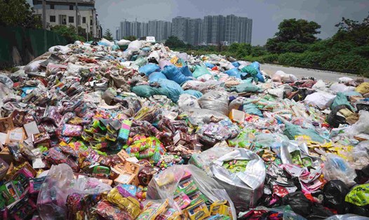 Hàng tấn bánh kẹo, thực phẩm có bao bì in chữ Trung Quốc bị đổ thẳng ra bãi rác tại xã La Phù, huyện Hoài Đức. Ảnh: Hữu Chánh