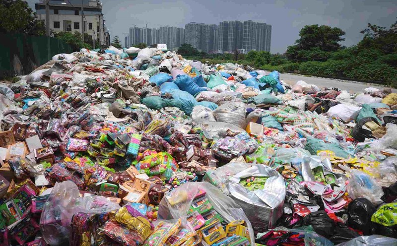 Tons of candy and food packaged with Chinese characters were dumped directly at the landfill in La Phu commune, Hoai Duc district. Photo: Huu Chanh