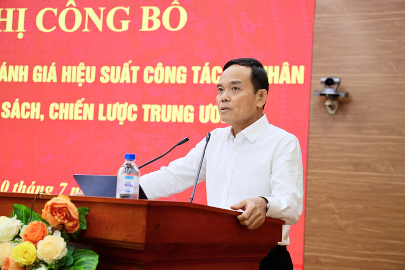 Tran Luu Quang 동지 당 중앙위원회 비서이자 중앙 전략 위원회 정책 위원장이 발표식에서 연설하고 있습니다. 사진: Thanh Trung