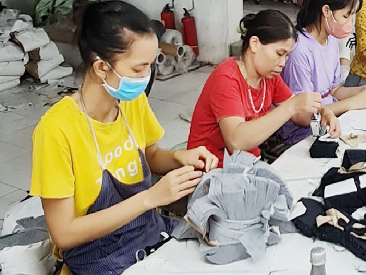 Cong viec mang tinh thoi vu nen ba Cuc (ao vang) rat lo so bi sa thai khi cong ty van viec (Anh: MC)