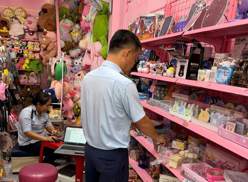 The Ho Chi Minh City Market Management Department inspects the business of cosmetics of unknown origin. Photo: Provided by the Ho Chi Minh City Market Management Department