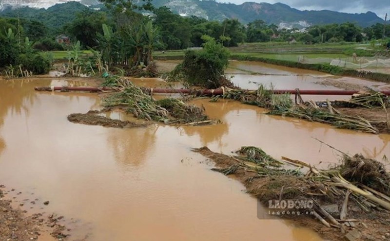 The authorities and management and operation units are urgently repairing irrigation works damaged after floods in Lao Cai. Photo: Van Duc.
