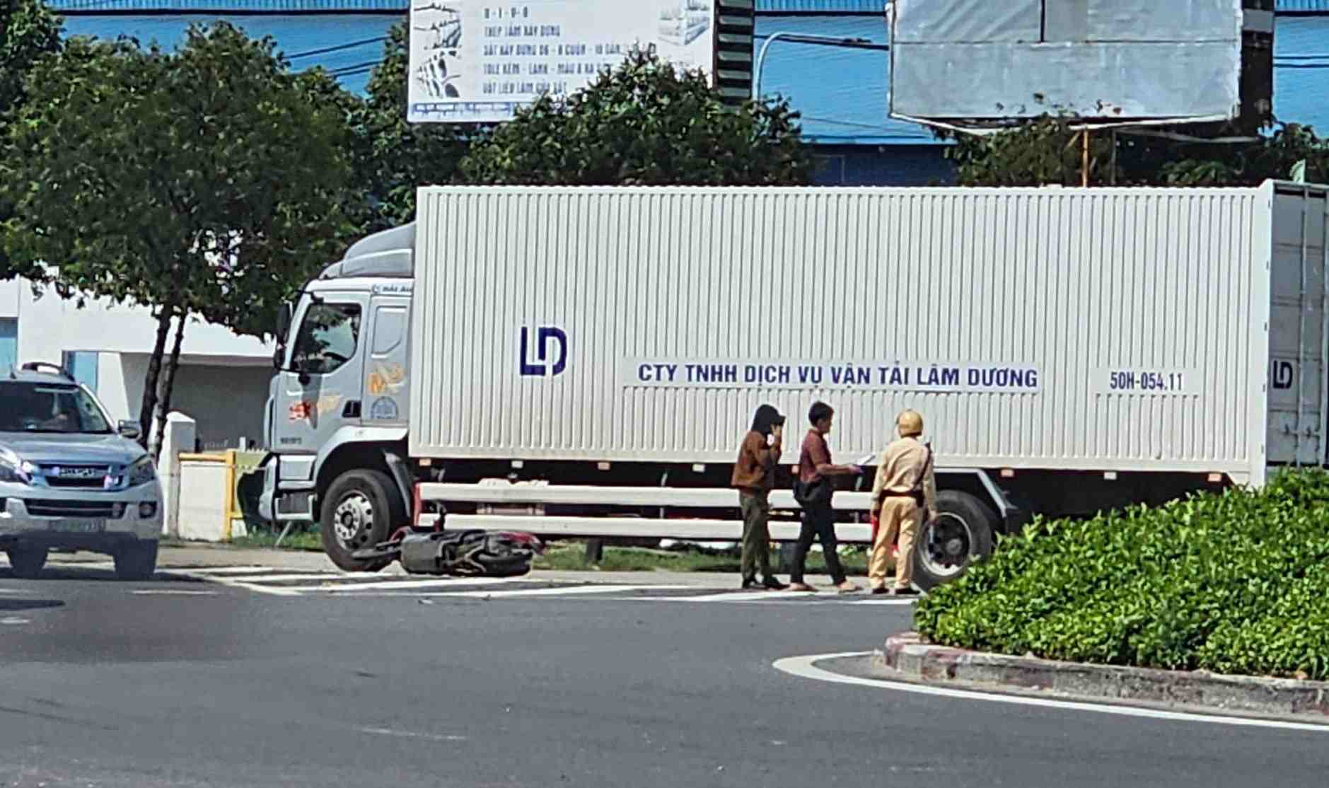 트럭과 오토바이 간의 사고 현장으로 2명의 사상자가 발생했습니다. 사진: Dinh Trong