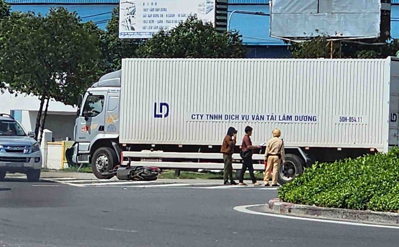 The scene of the accident between a truck and a motorbike that left 2 people injured and dead. Photo: Dinh Trong