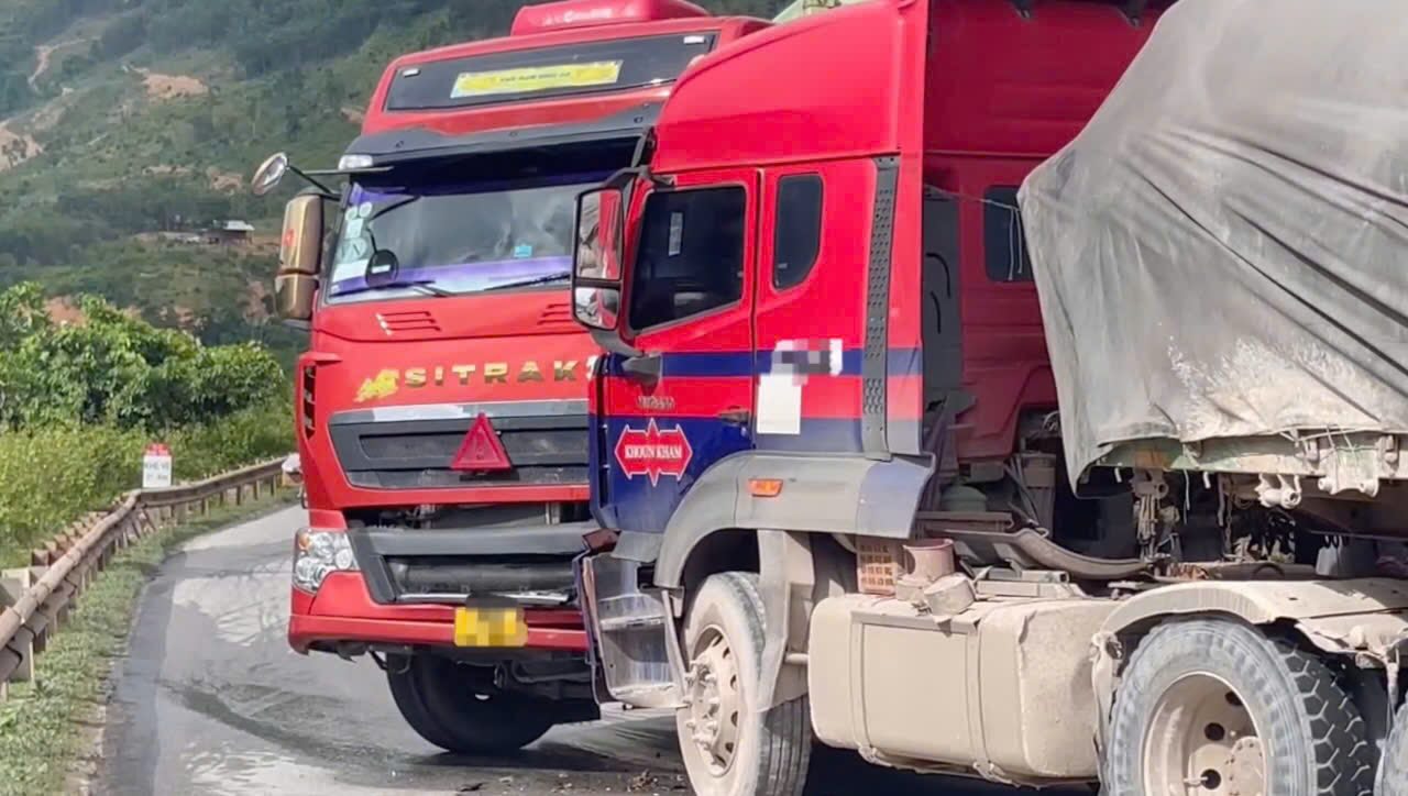 컨테이너 2개 충돌로 국도 12A 구간 정체.