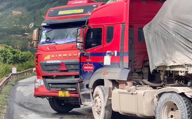 The two containers collided, causing congestion on National Highway 12A.