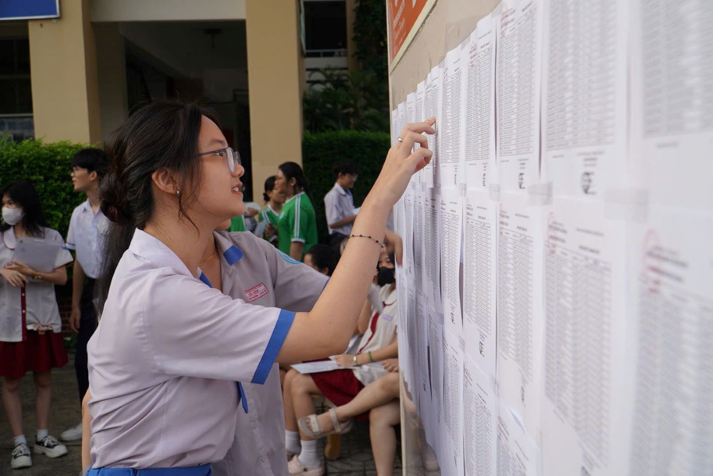 Combinations with Math, English, and benchmark scores may decrease. Photo: Chan Phuc