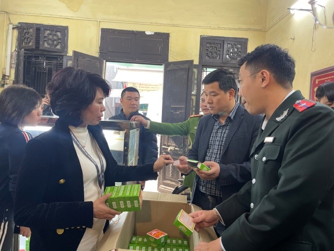 管理機関は、Nguyen Ninh稲ーケーキの生産を検査し、食品の安全性の違反を検出します。写真：ハノイ保健省