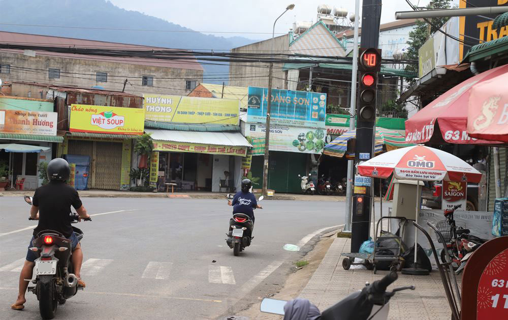 Tinh trang nguoi dieu khien xe may vuot den do dien ra o moi khung gio trong ngay. Anh: Lam Hong