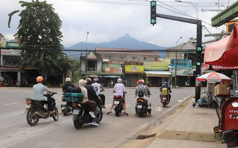The road is often marked with red light by motorbike drivers. Photo: Lam Hong