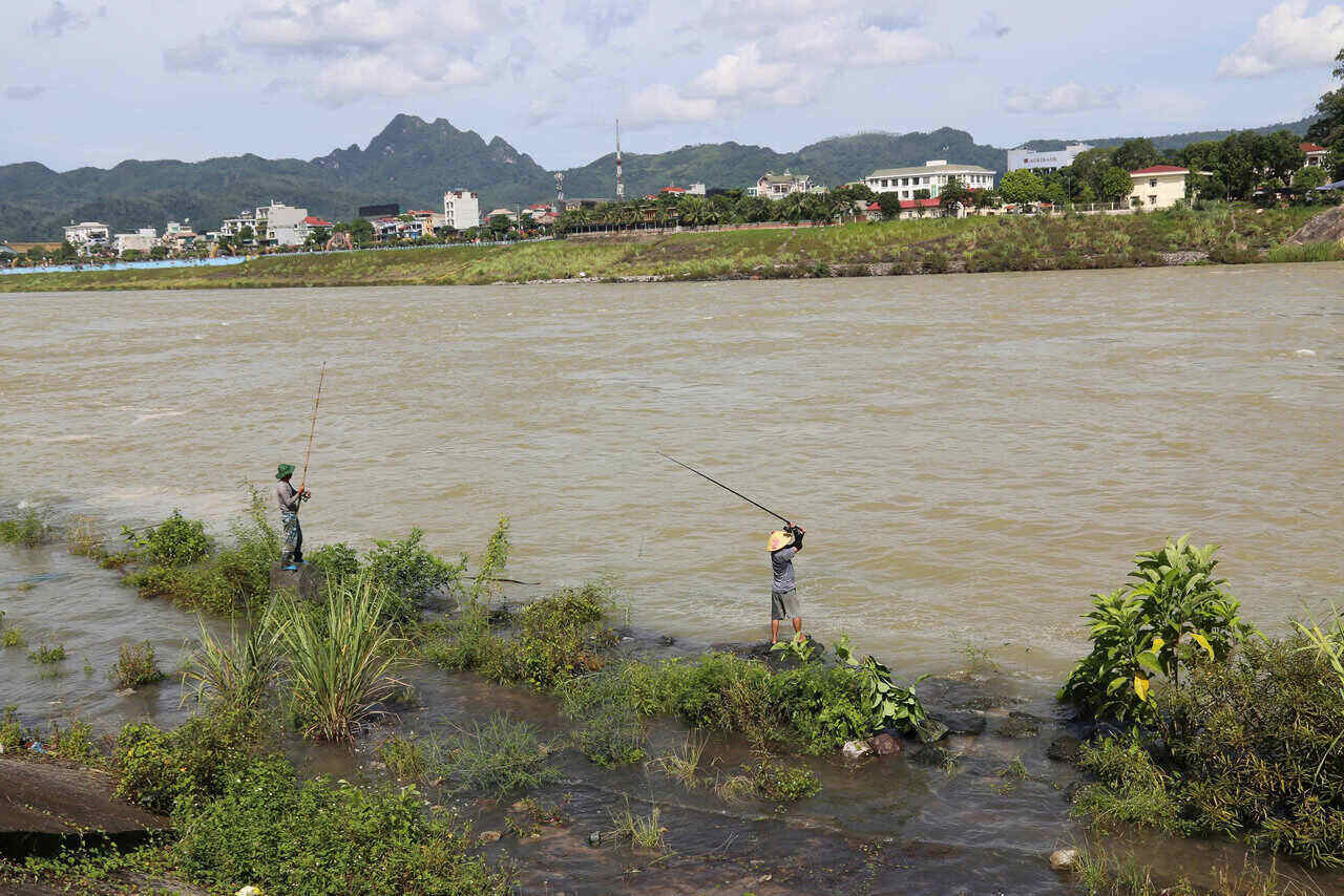 Nuoc phia ha luu song Da dang cao, mot so nguoi dan tranh thu cau ca. Anh: Binh Khang
