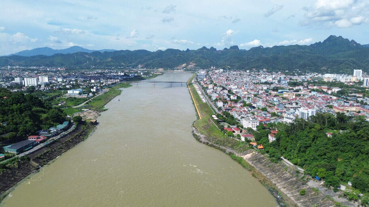 Muc nuoc phia ha luu dang cao. Anh: Dang Tinh 