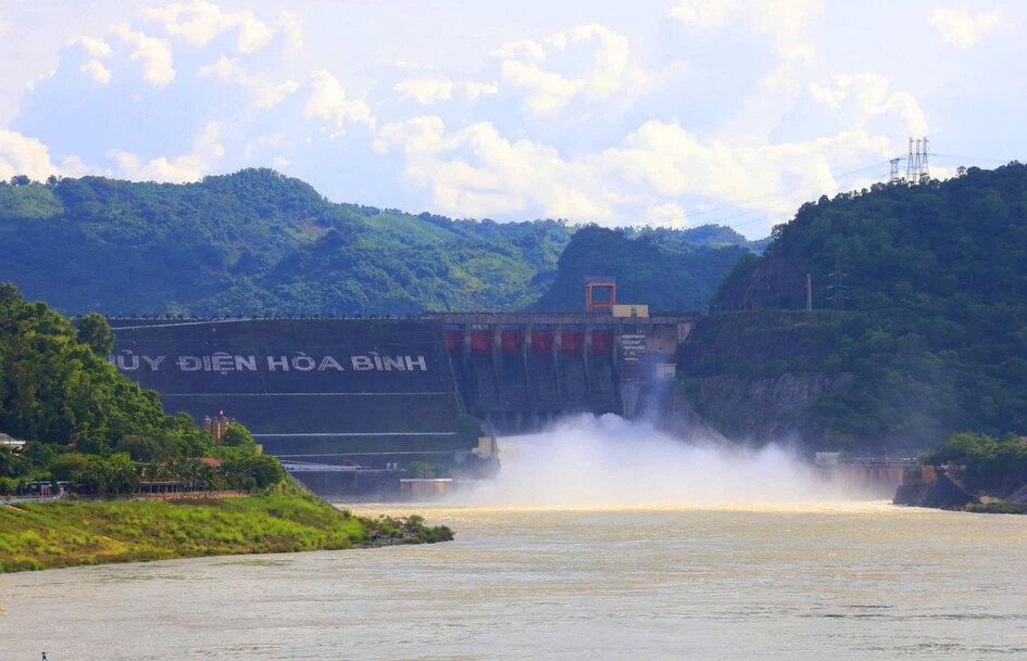 “Du da xem Thuy dien xa lu nhieu lan, nhung toi van hao huc. Moi dong nuoc tuon trao la niem tu hao ve cong trinh gan bo voi nguoi Hoa Binh bao nam“, chi Nguyen Thi Nam, phuong Hoa Binh chia se. Anh: Binh Khang