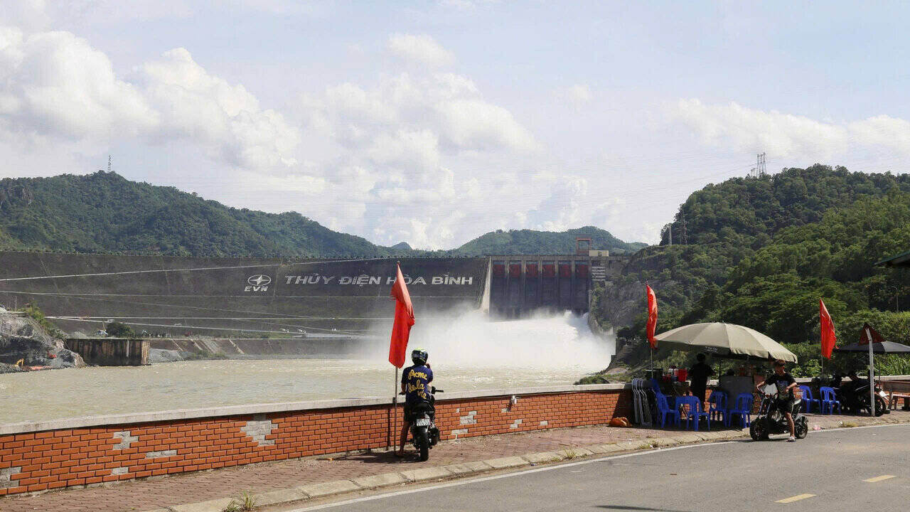 Thuy dien Hoa Binh xa lu thu hut nguoi dan den theo doi. Anh: Dang Tinh