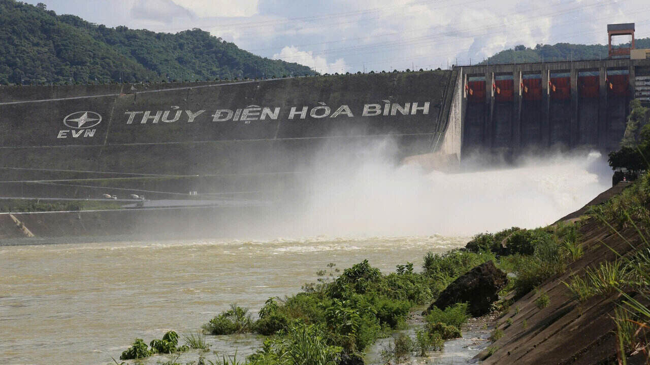 Theo ghi nhan cua PV Bao Lao Dong, sau 1 ngay mo cua xa day, nuoc o khu vuc ha luu da dang cao. Anh: Binh Khang