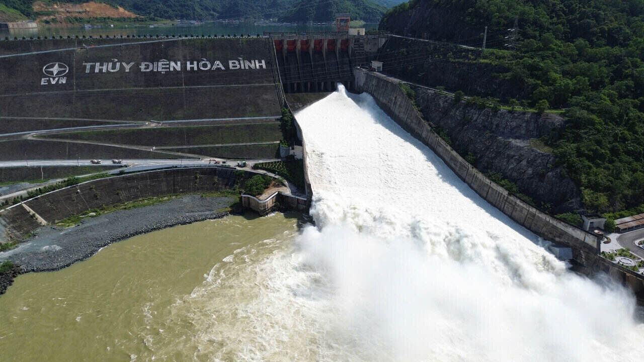 다강에서 장엄한 광경을 연출하는 호아빈 수력 발전소 방류 근접 촬영. 사진: Dang Tinh