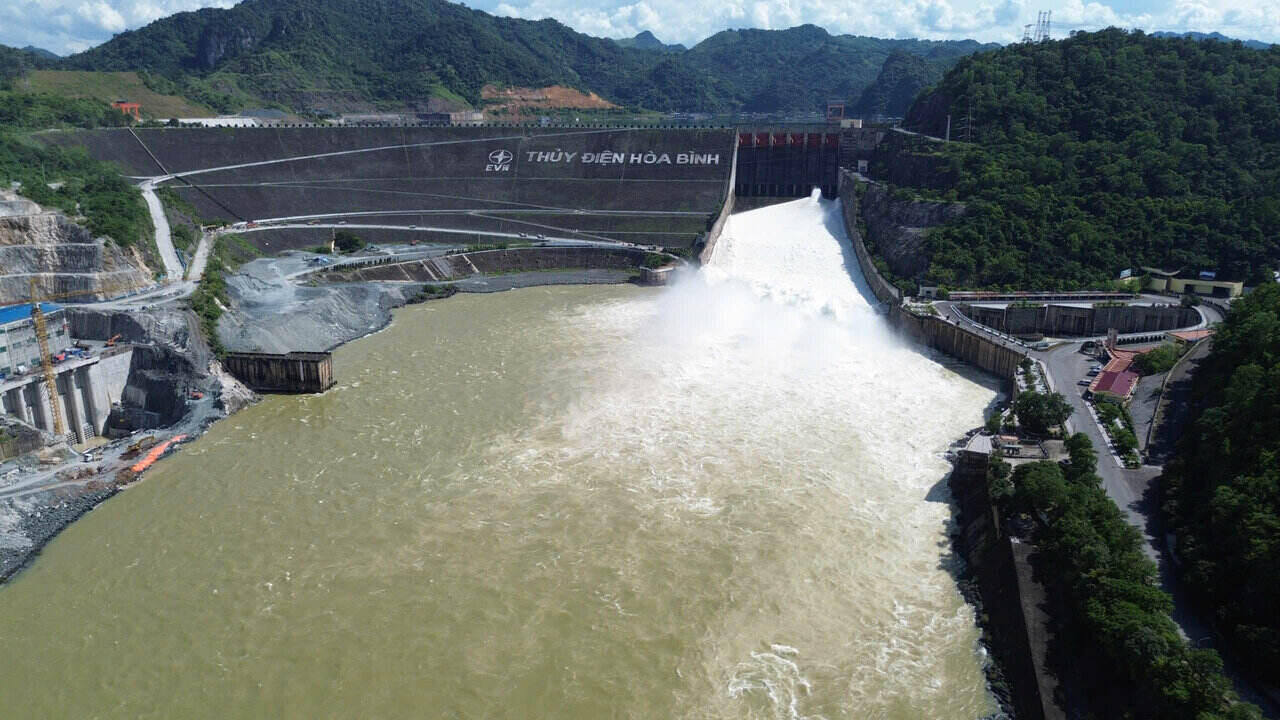 Theo Bo Nong nghiep va Moi truong, sang 9.7, muc nuoc thuong luu ho Hoa Binh o cao trinh 105,97m, luu luong ve ho 3.860m3/s; viec mo 1 cua xa day thuy dien Hoa Binh de dam bao an toan phong lu. Anh: Dang Tinh
