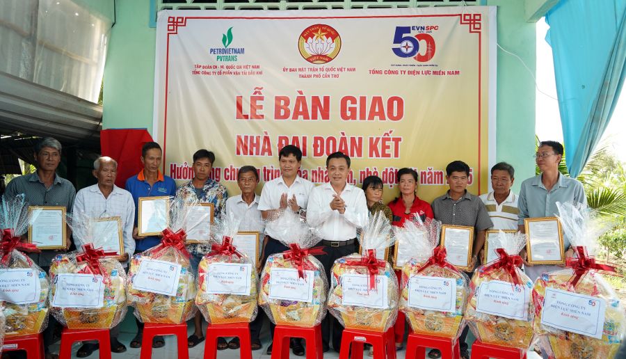 Sr. Bui Quoc Hoan - Director General Adjunto de EVNSPC y el Sr. Nguyen Hong Ha - Jefe Adjunto del Departamento de Propaganda y la movilizacion del Comite del Partido de la Ciudad de Can, otorgaron la decision de dar casas y regalos a los hogares en la comuna de Dong Thuan, Can To To City. Foto: EVNSPC