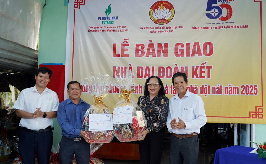 Cong ty Dien luc TP Can Tho tang qua luu niem cho Uy ban MTTQ Viet Nam TP Can Tho va xa Dong Thuan. Anh: EVNSPC