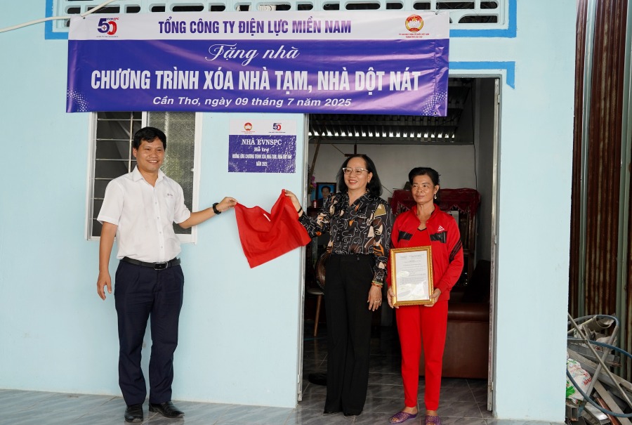 Ong Bui Quoc Hoan va ba Nguyen Thuy Hang thuc hien nghi thuc khanh thanh nha tai ho gia dinh ba Tran Ngoc Lay, xa Dong Thuan. Anh: EVNSPC