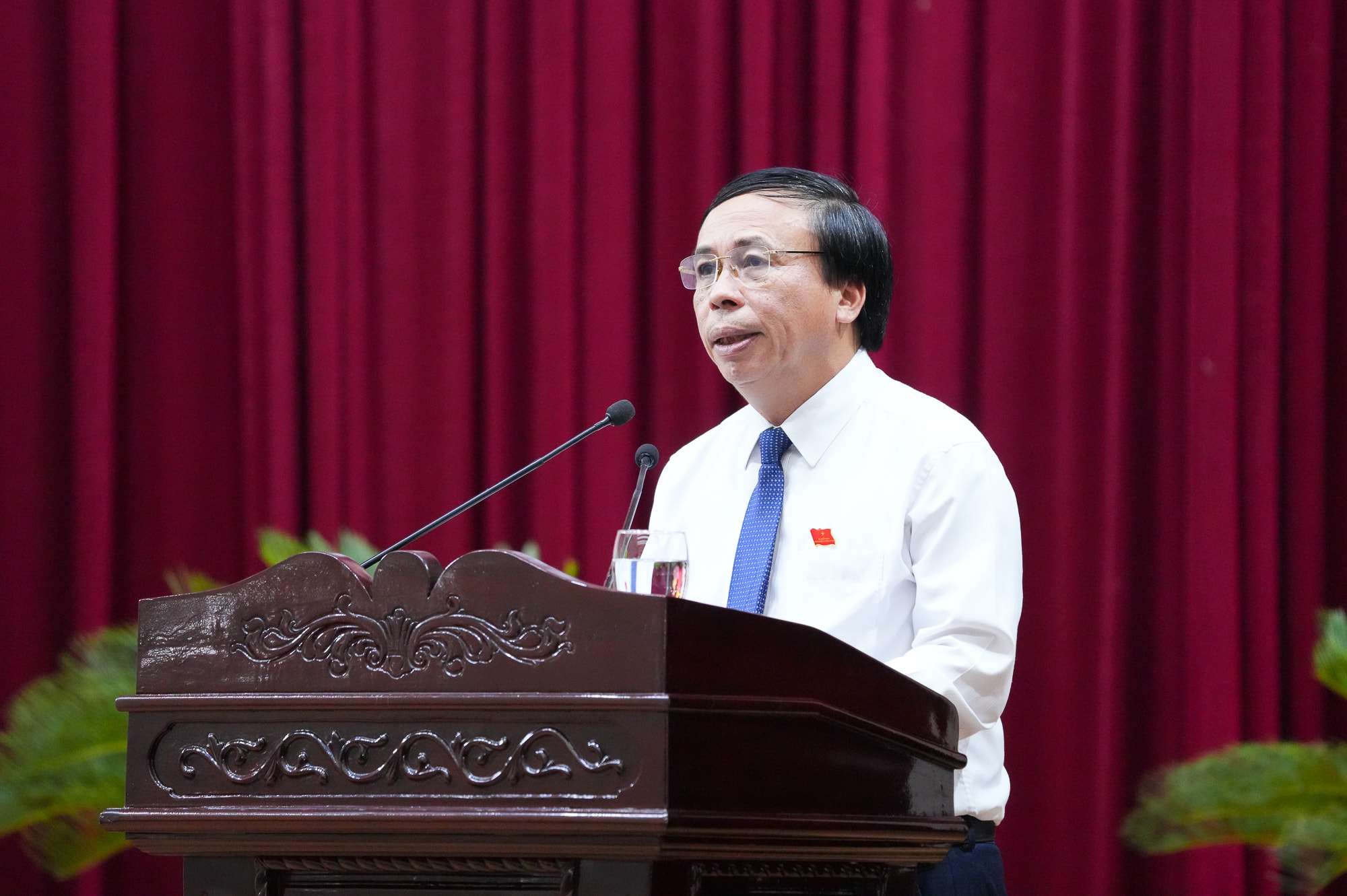 응에안성 산업통상부 국장인 Pham Van Hoa 씨는 가짜 상품 저품질 상품 및 불량 식품의 현실과 해결책에 대해 해명합니다. 사진: Thanh Cuong