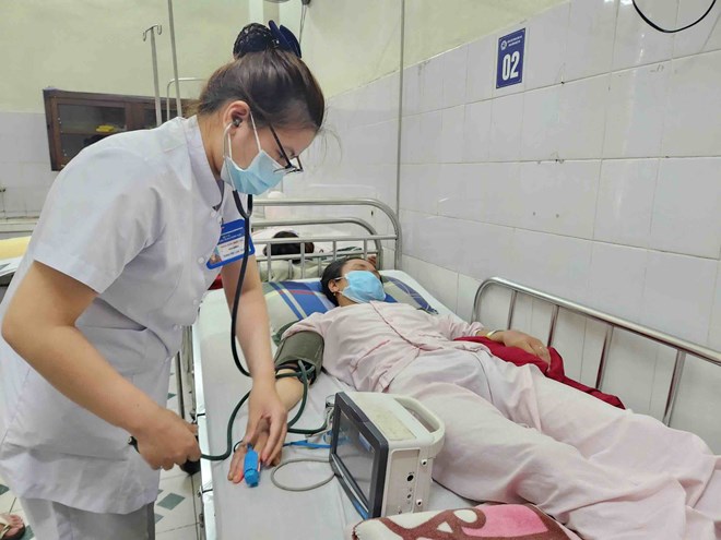Bac si dieu tri cho benh nhan bi lien cau lon. Anh: Q. An.