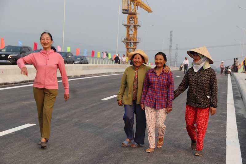 Nguoi dan vui mung trong Le thong xe ky thuat du an Cau Quang Da va duong dan dau cau. Anh: Nguyen Linh