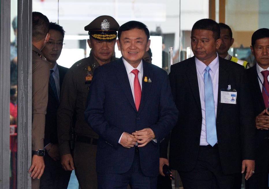 Cuu Thu tuong Thai Lan Thaksin Shinawatra (giua) ve Bangkok ngay 22.8.2023 sau nhieu nam song luu vong o nuoc ngoai. Anh: Xinhua