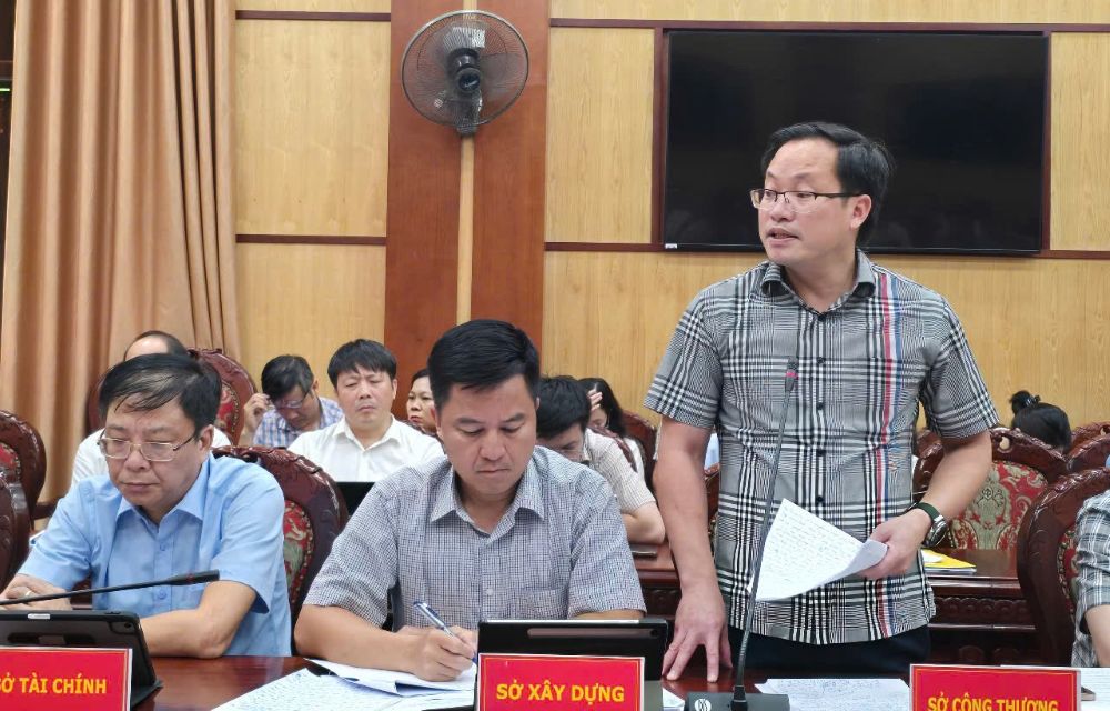 Mr. Tran Duc Luong - Deputy Director of the Department of Industry and Trade of Thanh Hoa answered at the press conference, afternoon of July 10. Photo: X.H