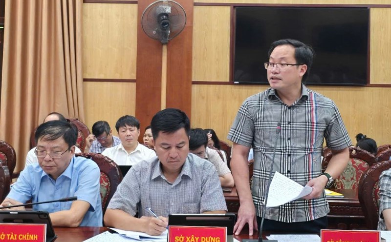 Mr. Tran Duc Luong - Deputy Director of the Department of Industry and Trade of Thanh Hoa answered at the press conference, afternoon of July 10. Photo: X.H