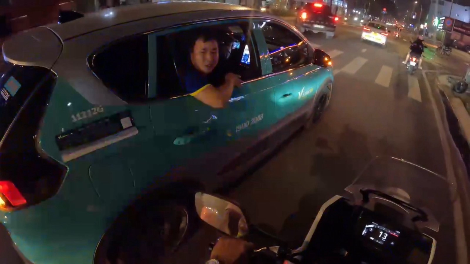 호치민시 교통 경찰이 산모를 안내하여 밤에 안전하게 출산하는 클립