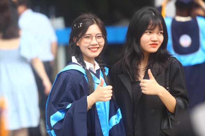 Trong so hon 300 thi sinh trung tuyen co dieu kien vao Dai hoc Kinh te Quoc dan nam 2025, nhieu em gianh giai trong ky thi hoc sinh gioi quoc gia.