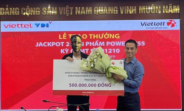 Anh N.H.T trao 500 trieu dong de xay dung nha tinh nghia/dai doan ket. Anh: Vietlott