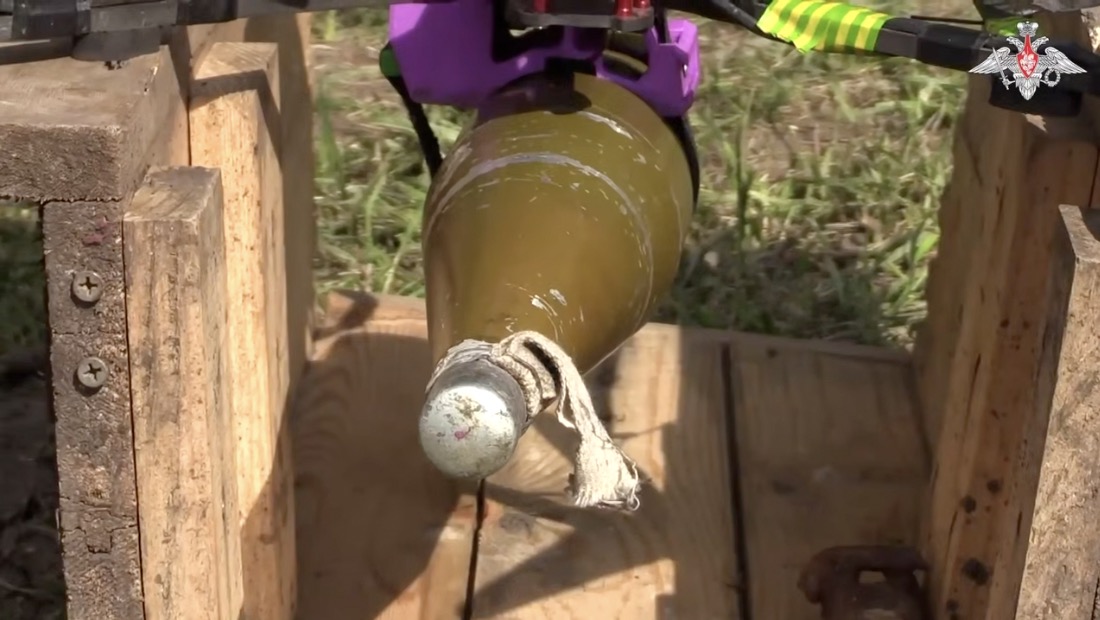 러시아 군인이 자폭 UAV에 장착한 무기. 사진: 러시아 국방부