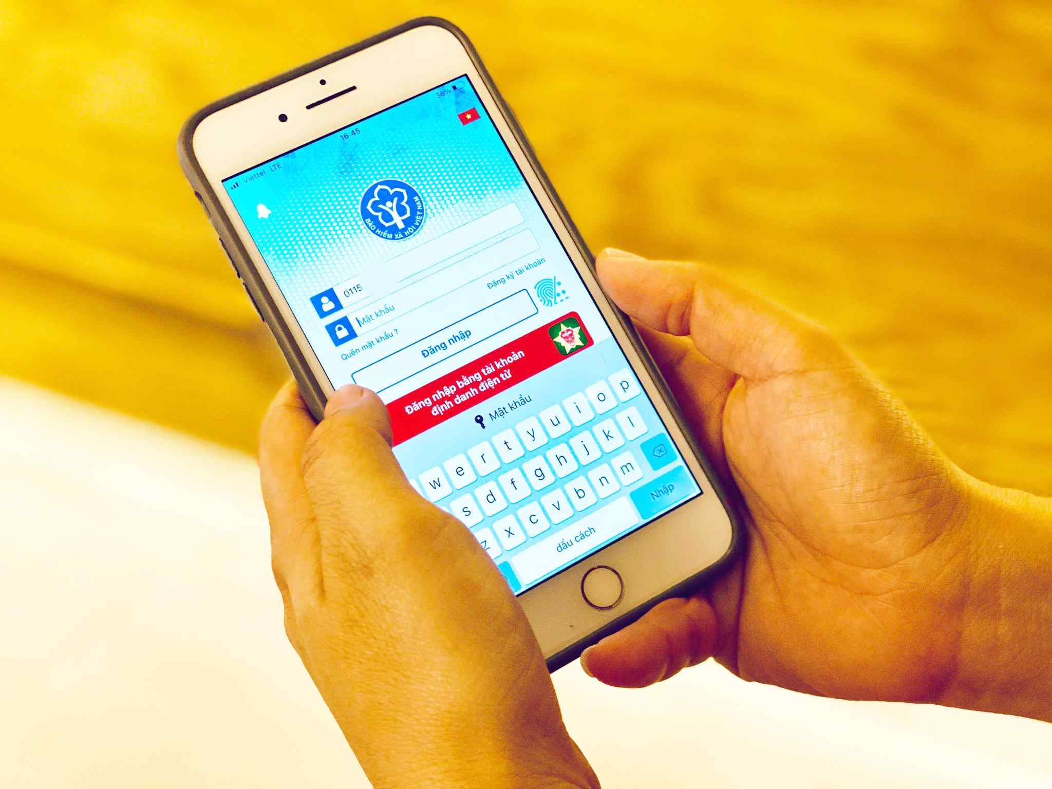 En juin 2025 plus de 48 4 millions de demandes d'informations sur les carnets d'assurance sociale ont ete effectuees avec succes pour etre integrees a VNeID. Photo : Thuy Linh