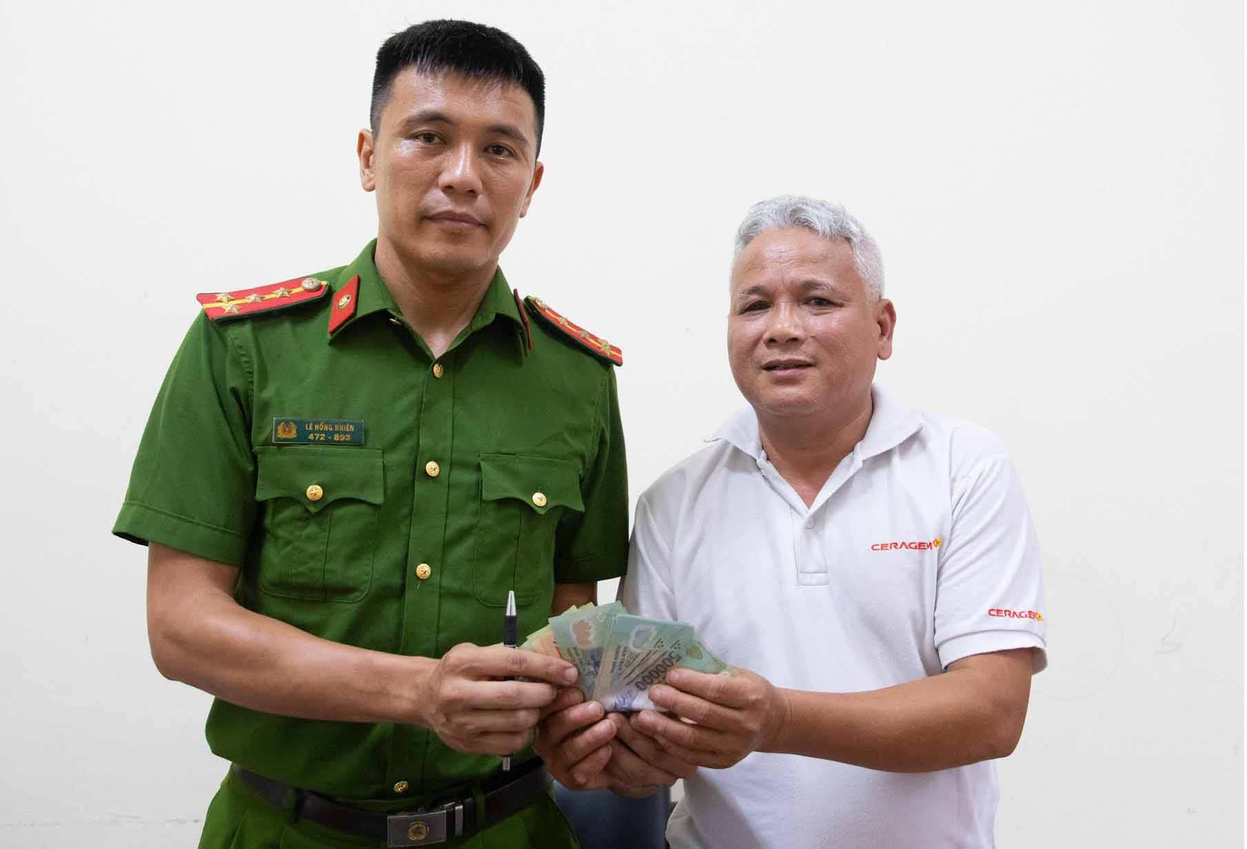 El Sr. Ha recogio mas de 8 millones de VND y se los llevo pidiendo a la policia de la comuna de Huong Son que lo devolviera a la persona que lo habia dejado caer. Foto: Policia de Ha Tinh.