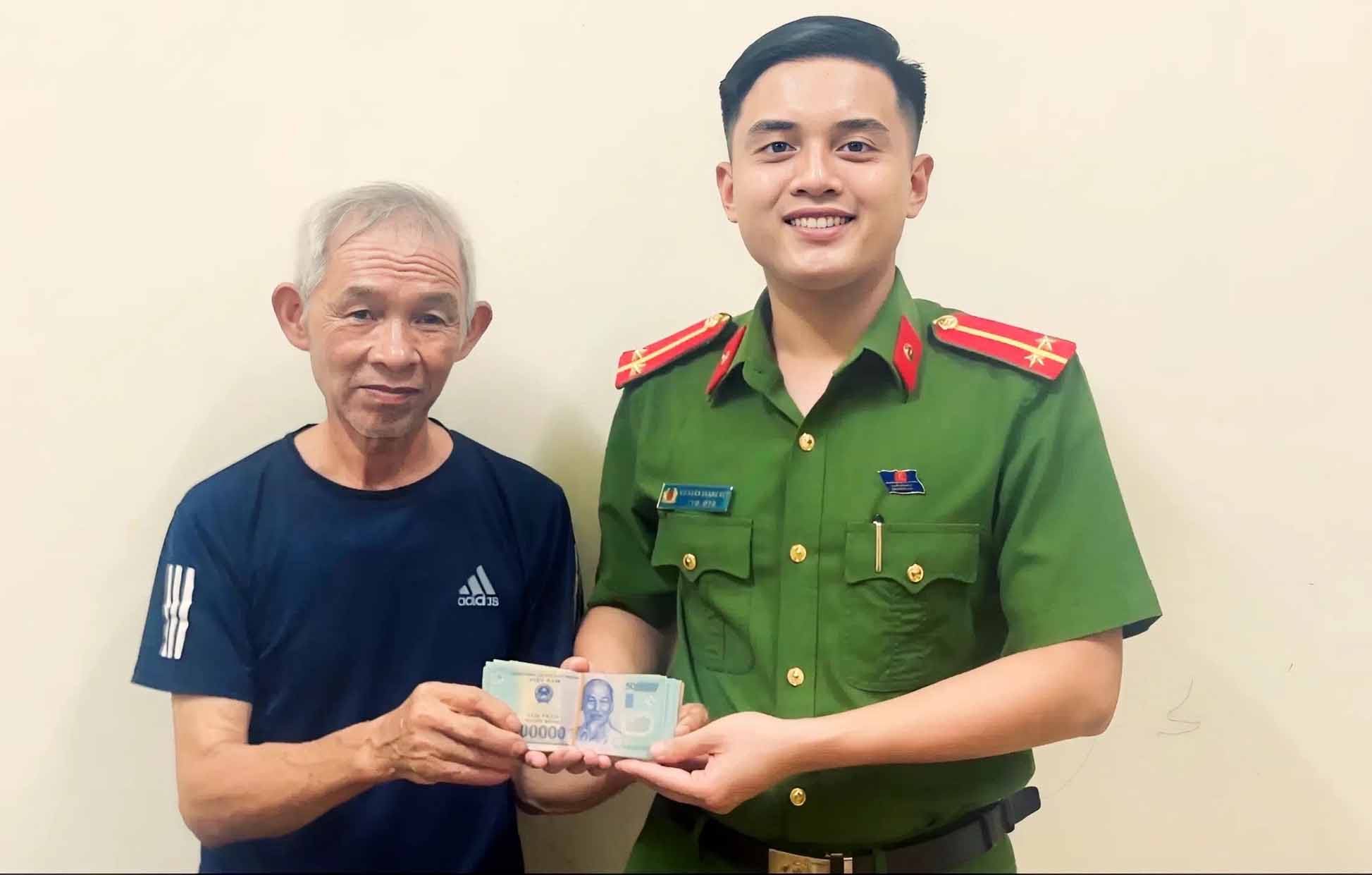 Cong an xa Huong Son tra lai hon 8 trieu dong cho ong Phuc. Anh: Cong an Ha Tinh.