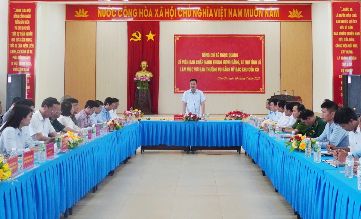 Quang Tri 지방 당 위원회 서기 Le Ngoc Quang이 Con Co 특별 구역에서 열린 회의에서 지시 연설을 하고 있습니다. 사진: T.Nhat