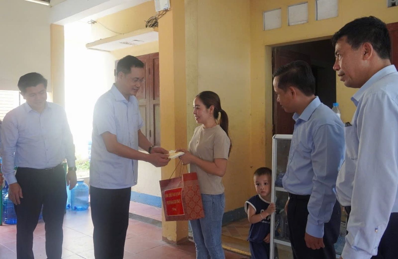 Bi thu Tinh uy Quang Tri Le Ngoc Quang tang qua cho nguoi dan sinh song o dac khu Con Co. Anh: T.Nhat