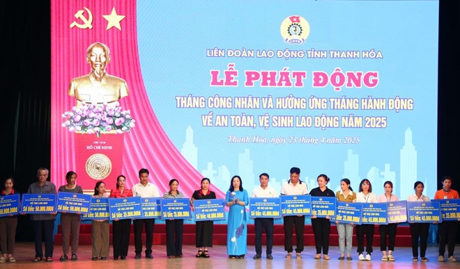 Dar regalos a los trabajadores en la ceremonia de lanzamiento del mes de los trabajadores y responder al mes de accion sobre seguridad y higiene ocupacional en 2025. Foto: Xuan Hung Hung